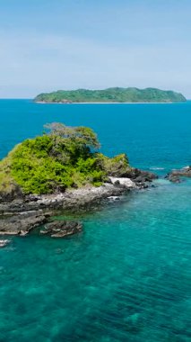 El Nido 'da temiz turkuaz suyla Bury Adaları' nın havadan görüntüsü. Palawan 'da. Filipinler. Dikey görünüm.