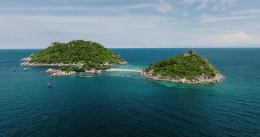 İki tropikal ada turkuaz sular ve canlı yeşilliklerle çevrili beyaz bir kumsalla birleşiyor. Ko Nang Yuan, Tayland.