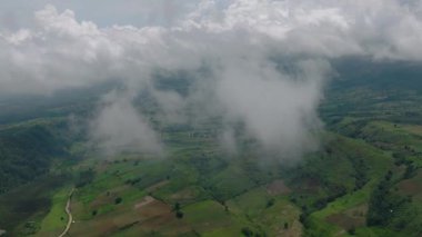 Gökyüzü ve bulutlar tarlaların üzerinde çeltik tarlalarıyla. Mindanao, Filipinler.