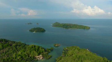 Mavi Deniz 'in ve Adalar Grubu' nun üzerinde uçuyorlar. Mavi gökyüzü ve bulutlar. Bir zamanlar Islas. Zamboanga, Filipinler.