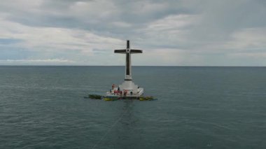 Camiguin Adası 'nda fırtınalı bulutların altında gri deniz suyuyla batmış bir mezarlık. Filipinler.