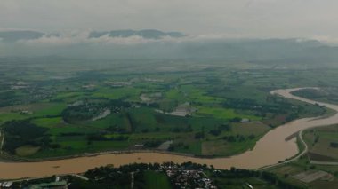 Bukidnon, Filipinler 'deki tarım arazisi boyunca akan nehir. Mindanao..