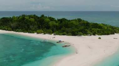 Mantigue Adası 'ndaki kumsal ve beyaz plajlar. Mavi gökyüzü ve bulutlar. Camiguin, Filipinler. İnsansız hava aracından görüntüle.