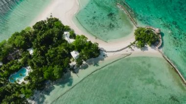 Buenavista Adası 'nın üzerinde uçuyor. Okyanus dalgaları beyaz kumlu kıyıya vuruyor. Samal, Davao. Filipinler.