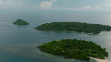 Zamboanga 'da beyaz plajlı bir grup ada. Mindanao, Filipinler.