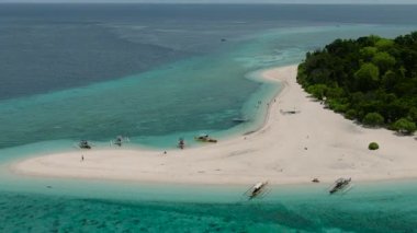 Mantigue Adası 'ndaki sahil şeridinde bir grup tekne. Camiguin, Filipinler.