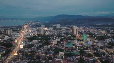 Cagayan de Oro 'da ışıkları yanıp sönen güzel bir cadde. Mindanao, Filipinler. Şehir manzarası.