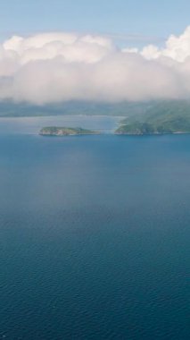 Mavi deniz ve tropik adaların insansız hava aracı görüntüsü. Mavi gökyüzü ve bulutlar. Romblon, Filipinler. Dikey görünüm.