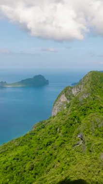 El Nido 'daki adaların hava manzarası, mavi gökyüzü ve bulutlar. Palawan 'da. Filipinler. Dikey görünüm.