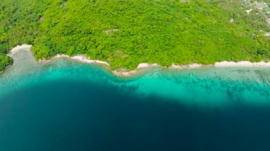 Berrak sularla bembeyaz bir tropikal ada kıyı şeridine yakın çekim. Alad Adası, Romblon, Filipinler.