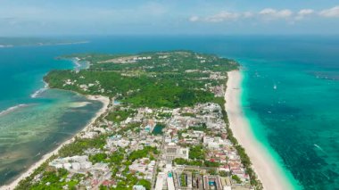 Turkuaz suların kıyı manzarası, ormanlık tepeler ve kıyı şeridi boyunca uzanan beyaz kumlu bir sahil. Boracay Adası, Filipinler.
