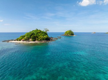 Bolog Adaları turkuaz su ve mercanlarla çevrili. Nacpan Sahili 'nin önünde. El Nido, Palawan. Filipinler.