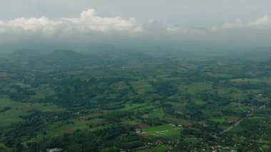 Çeltik tarlaları ve çiftçi köyleri olan bir dağ manzarası. Mindanao, Filipinler.