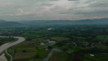 Nehir kenarında pirinç tarlaları yetiştiren dağ çiftlikleri. Bukidnon, Filipinler. Mindanao..