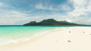 Filipinler, Camiguin 'deki Sandbar' da kumsal dalgaları. Beyaz Ada.