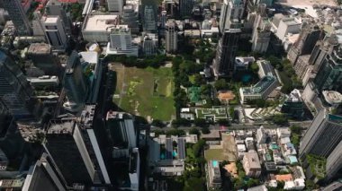 Şehrin işlek yollarının yanında modern binalar ve yeşil bantların havadan görünüşü de mevcut. Bangkok, Tayland.