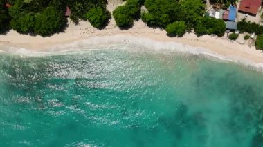 Kumsal ve turkuaz su ve güneş ışığı yansıması. Samal Adası. Davao, Filipinler.