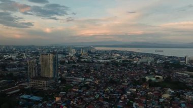 Modern binaları ve nehri olan sahil şehri. Davao Şehri. Mindanao, Filipinler.