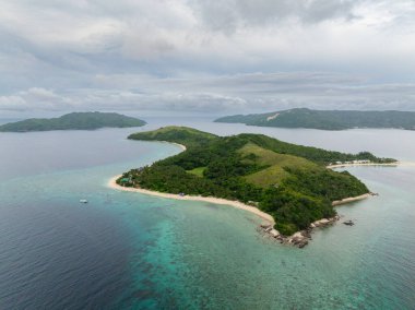 Logbon Adası plajları beyaz kumlu ve şeffaf deniz suyuyla. Romblon, Filipinler.