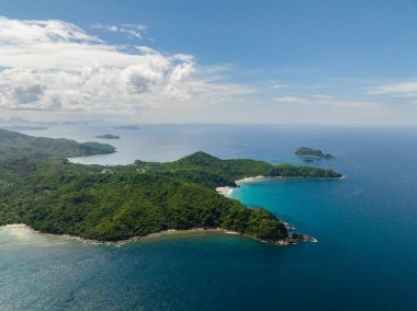 Tropikal kıyı şeridinde okyanus dalgaları. El Nido, Palawan 'da mavi deniz. Filipinler.