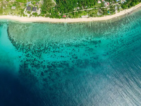 Güneş, şeffaf turkuaz deniz suyunun üzerinde mercanlarla yansıyor. Santa Fe, Tablas, Romblon. Filipinler.