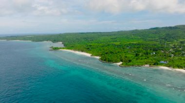Beyaz kumlu adanın etrafındaki şeffaf turkuaz suların havadan görünüşü. Carabao Adası, Romblon, Filipinler.
