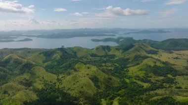 Vadileri ve ormanlık alanları olan bir dağ manzarası. Busuanga, Palawan, Filipinler.