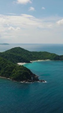Tropik adanın üzerinde mavi deniz. Mavi gökyüzü ve bulutlar. El Nido, Palawan. Filipinler. Dikey görünüm.