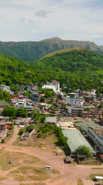 Dağ manzaralı Coron Town Proper 'ın drone görüntüsü. Palawan, Filipinler. Dikey görünüm.