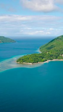 Mavi deniz ve küçük plajlı tropikal ada. Punta Corazon, Romblon, Filipinler 'de. Dikey görünüm.