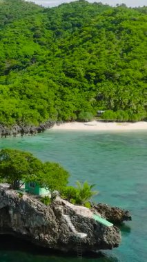 Cobrador Adası 'nda turkuaz su ve mercanlarla çevrili bir ada. Romblon, Filipinler. Dikey görünüm.