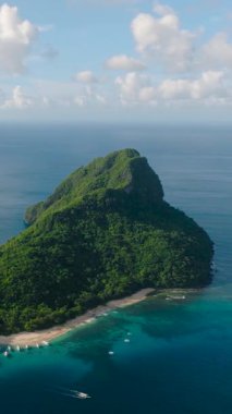 Helikopter Sahili 'nde bir grup turist teknesi. El Nido, Palawan. Filipinler. Dikey görünüm.