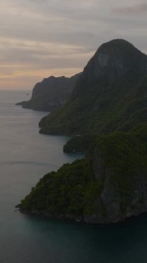 Güzel kireçtaşı kayaları olan El Nido Adaları. Cadlao Adası. Palawan, Filipinler. Dikey görünüm.