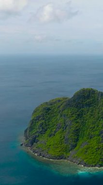 Tapiutan Adası 'ndaki Talisay Sahili. Mavi deniz ve mercanlar. El Nido, Palawan. Filipinler. Dikey görünüm.