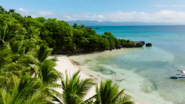 Bereketli yeşillikler ve küçük kayalık adalarla çevrili sakin bir tropikal koydaki turkuaz sular. Cobrador Adası, Romblon, Filipinler.