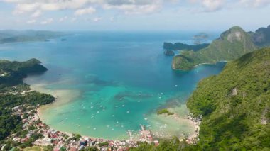 Sakin bir sahil kasabası, canlı uçurumların dibinde yuva yapar ve insan hayatını doğal güzelliklerle harmanlar. El Nido, Palawan, Filipinler.