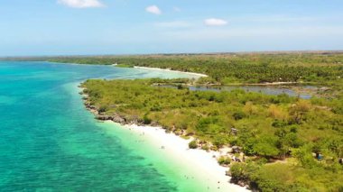Beyaz kumlu ve kayalık sahilli tropikal plajların insansız hava aracı görüntüsü. Sandira Sahili. Bantayan Adası. Cebu, Filipinler.