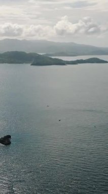 Cobrador Adası 'ndaki güneş yansımalı plajların manzarası. Romblon, Filipinler. Dikey görünüm.