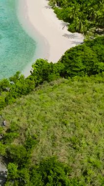 Cobrador Adası 'nda sahil ve turkuaz deniz üzerinde uçuyorum. Romblon, Filipinler. Dikey görünüm.