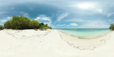 Mantigue Adası 'ndaki kumsal şeffaf su ve okyanus dalgalarıyla dolu. Mavi gökyüzü ve bulutlar. Camiguin, Filipinler. VR 360.