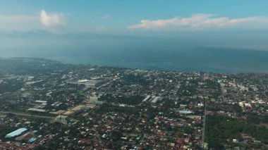 Filipinler, Mindanao 'daki General Santos şehrine gündüz kuşları bakıyor. Şehir manzarası.