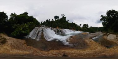 Çok katmanlı taşlı bir şelale. Aliwagwag Şelalesi. Mindanao, Filipinler. VR 360.