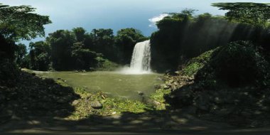 Hikong Alo Şelaleleri tropikal ormanlarla çevrili. Sebu Gölü. Mindanao, Filipinler. VR 360.