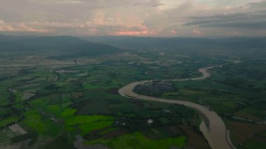 Tarım arazisi ve tarım arazisindeki nehir. Bukidnon, Filipinler. Mindanao..