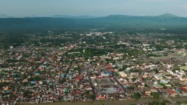Cotabato City 'deki iş ve konut binaları. Bulutlu mavi gökyüzü. Mindanao, Filipinler. Şehir manzarası.