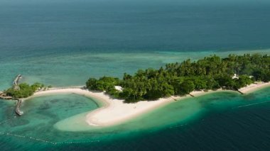 Mavi denizin üzerinde tekne, Buenavista Adası 'nda beyaz kumlu sahil şeridi. Samal, Davao. Filipinler. Seyahat kavramı.
