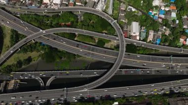 Yollar ve otoyollar Bangkok 'ta yoğun mahallelerle kesişiyor. Bangkok, Tayland.