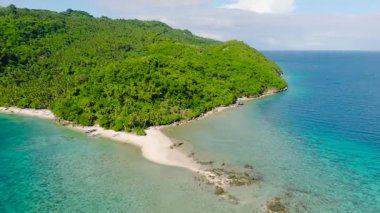 Alad Adası 'nda balıkçı tekneleri ve turkuaz suyu olan beyaz kumsal. Romblon, Filipinler.