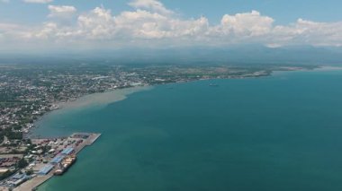 Sarangani Körfezi yakınlarındaki şehir. General Santos. Mavi gökyüzü ve bulutlar. Mindanao, Filipinler. Şehir manzarası.