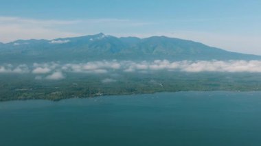 Mavi denizi ve dağların üzerindeki bulutlu tropikal ada. Lanao del Norte. Mindanao, Filipinler.